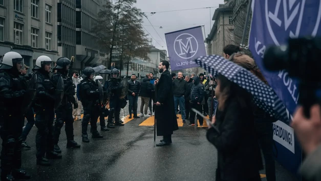 Nicolas Rimoldi vor der Polizeikette in St. Gallen